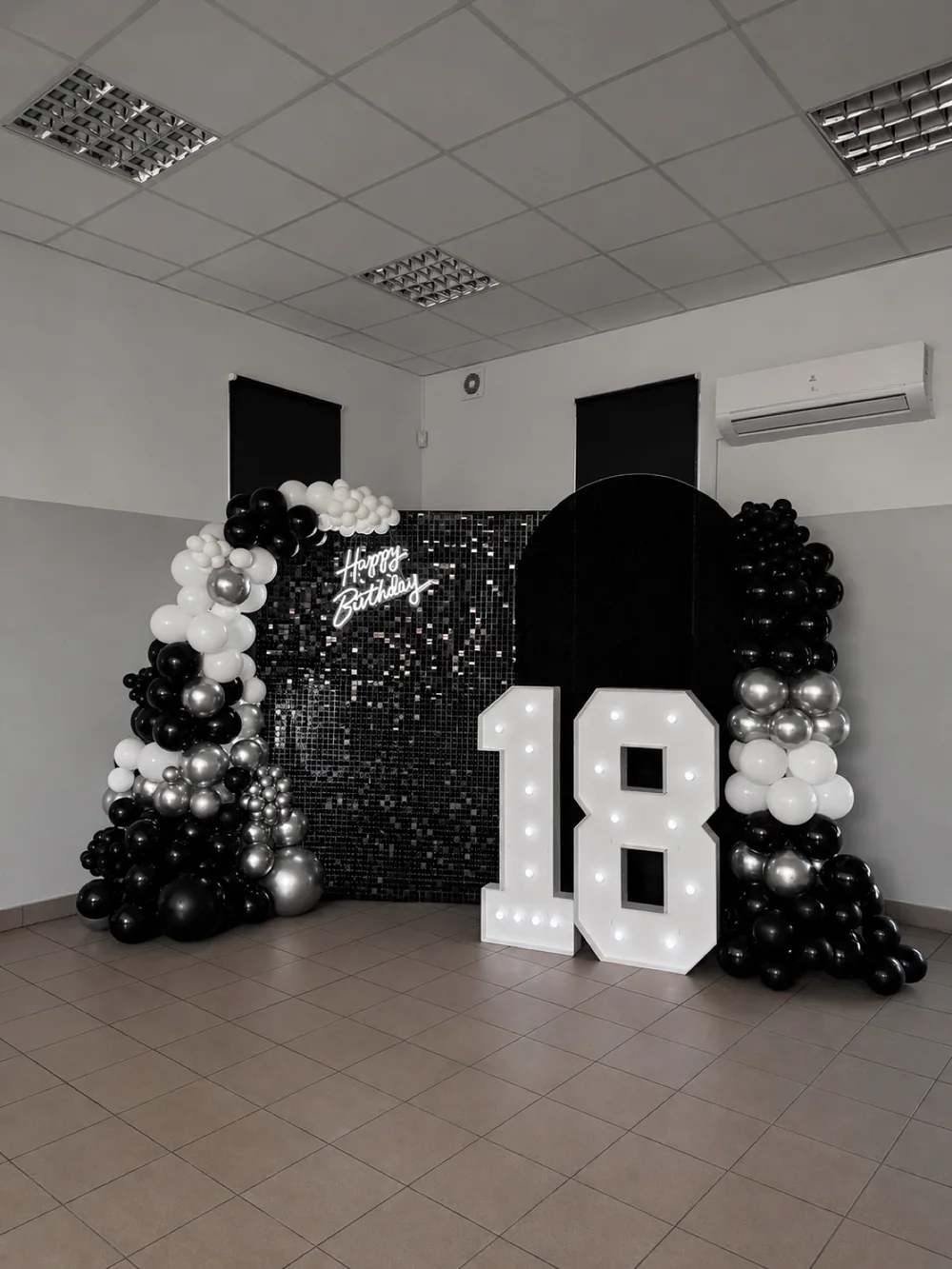 Czarno-srebrna ścianka na 18-stkę z cyframi LED