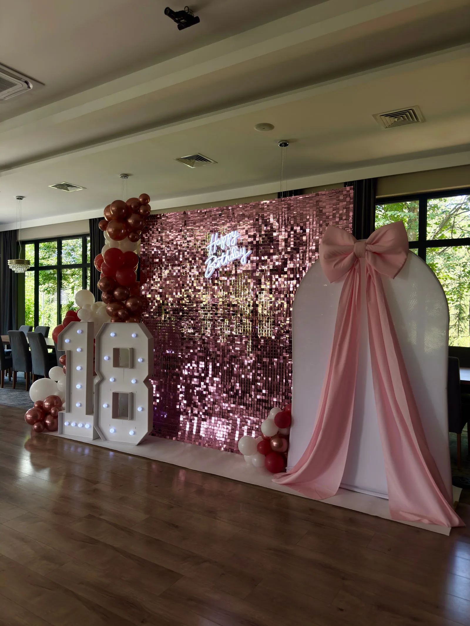 Rose-gold ścianka cekinowa z balonami, cyframi LED i dekoracyjną kokardą